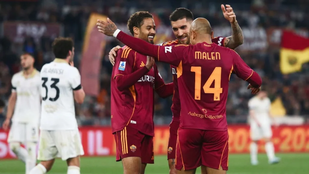 Donniell Malen Seriya A o'yinida «Roma» uchun gol urgan holatni nishonlamoqda